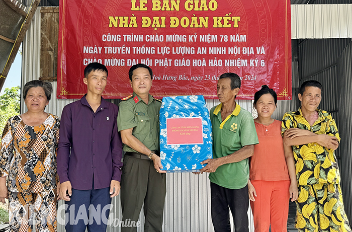 Bàn giao nhà đại đoàn kết cho hộ nghèo tại huyện Gò Quao